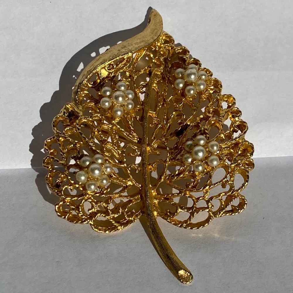 VINTAGE WOMEN’S LARGE GOLD TONED LEAF FAUX PEARL COSTUME JEWELRY BROOCH PIN